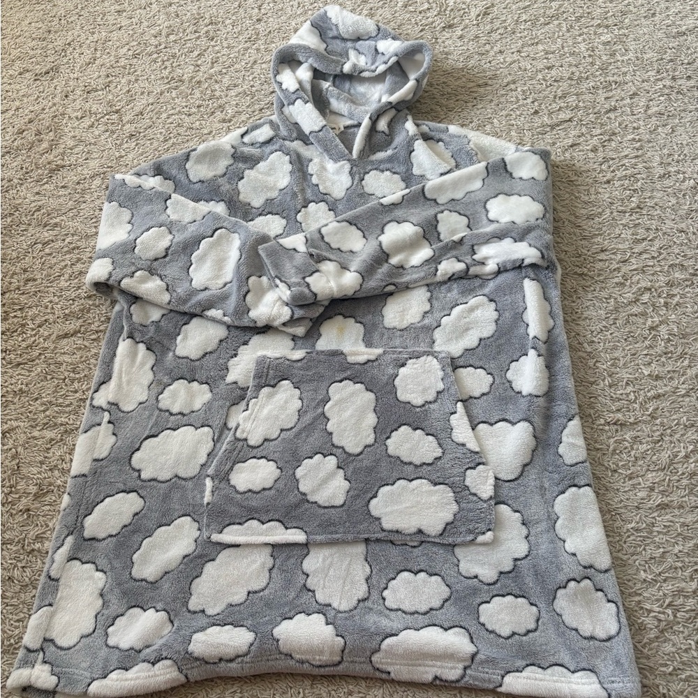 Cloud Pattern Hooded Robe in Gray and White